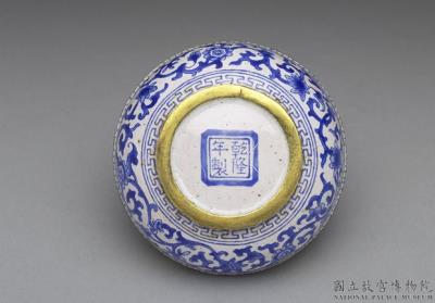 图片[3]-Copper box with painted enamel decor of blue flowers on a white ground, Qing dynasty, Qianlong reign (1736-1795)-China Archive